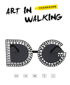 2022 Trend Letter Sunglasses Female Oversized Sun Glasses Women Luxury Brand Spray Paint Diamond Frame Flash Shades Eyeglasses