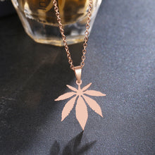Carica l&#39;immagine nel visualizzatore di Gallery, Stainless Steel Necklace For Women Man Maple Leaf Choker Pendant Necklace Engagement Jewelry