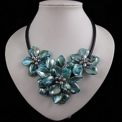 Collana fatta a mano in pelle con fiori di conchiglia, vera pelle blu con fiori di conchiglia di perle genuine, gioielli perfetti per le donne 