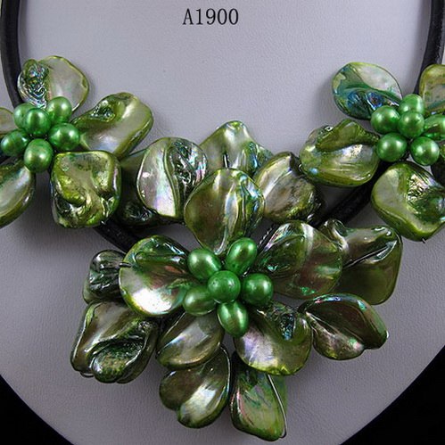 Collana fatta a mano in pelle con fiori di conchiglia, vera pelle verde con fiori di conchiglia, gioielli perfetti per le donne 