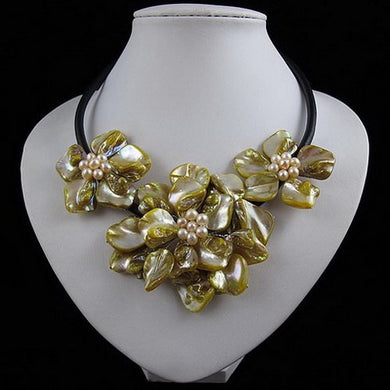 Collana in pelle di fiori di conchiglia fatta a mano, vera pelle di fiori di conchiglia di perle gialle, gioielli perfetti per le donne 