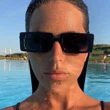 Carica l&#39;immagine nel visualizzatore di Gallery, Trendy Rectangle Sunglasses Women Green Fluorescent Street Shot Eyewear Black Thick Frame Fashion Female Cool Sun Glasses