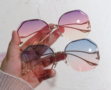 Carica l'immagine nel visualizzatore di Gallery, 2022 Moda Tè Gradiente Occhiali da sole Donna Oceano Acqua Taglio Tagliato Lenti in metallo Curvo Templi Occhiali da sole Donna UV400