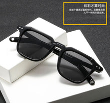 Carica l'immagine nel visualizzatore di Gallery, New Sunglasses Fashion Men And Women Jumping Di Hip Hop Couple Glasses Super Fire Retro Sunglasses
