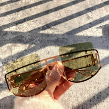 Carica l&#39;immagine nel visualizzatore di Gallery, Hollow Out Oversized Women Square Sunglasses 2023 Brand Designer Men Sun Glasses Big Frame Oculos De Sol Feminino Sunglasses