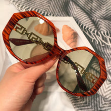 Carica l&#39;immagine nel visualizzatore di Gallery, Irregular Polygon Square Sunglasses For Women 2023  Brand Black White Gradient Sun Glasses Female Alloy Hollow Leg Shades