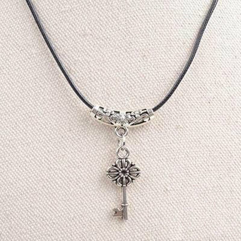 Japan and South Korea retro simple key necklace pendant for woman fashion short section necklace statement jewelry wholesale