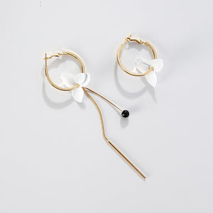 Korean Version of the New Wild Resort Wind White Flowers Golden Circle Asymmetric Earrings Female