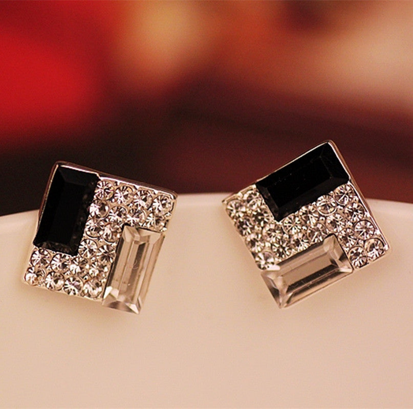 Korean fashion jewelry noble temperament black and white box female European and American ear nails wholesale