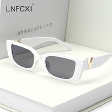Carica l&#39;immagine nel visualizzatore di Gallery, LNFCXI Occhiali da sole Cat Eye retrò con montatura piccola per donna 2022 V Occhiali da sole da uomo Occhiali da sole in gelatina con cerniere in metallo 