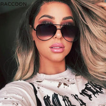 Carica l'immagine nel visualizzatore di Gallery, Occhiali da sole da donna alla moda classici in metallo per l'aviazione da guida in lega da donna UV400 occhiali da sole da uomo con lenti sfumate tonalità pilota 