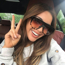 Carica l&#39;immagine nel visualizzatore di Gallery, Lady Flat top Oversized Sunglasses Women Retro Female Big Frames UV400 Cat Eye Sunglass Electroplated Rivet Sun Glasses Shades