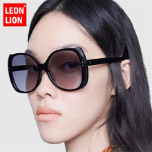 Carica l&#39;immagine nel visualizzatore di Gallery, LeonLion 2023 Butterfly Oversized Frame Sunglasses Women Retro Square Glasses Men Leopard Oculos Feminino Plus Size