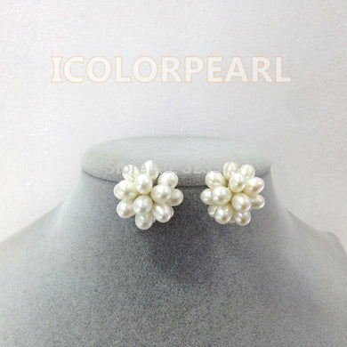 Bellissimi orecchini di vere perle naturali a forma di fiore in bianco e rosa. 