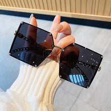 Carica l&#39;immagine nel visualizzatore di Gallery, Occhiali da sole quadrati con montatura grande in metallo Occhiali da sole a catena da donna Occhiali da sole femminili Brand Gradient Retro Designer Oculos De Sol 