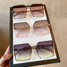 Carica l&#39;immagine nel visualizzatore di Gallery, Occhiali da sole quadrati con montatura grande in metallo Occhiali da sole a catena da donna Occhiali da sole femminili Brand Gradient Retro Designer Oculos De Sol 