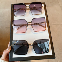Carica l&#39;immagine nel visualizzatore di Gallery, Occhiali da sole quadrati con montatura grande in metallo Occhiali da sole a catena da donna Occhiali da sole femminili Brand Gradient Retro Designer Oculos De Sol 