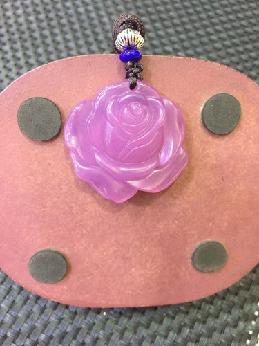 Bellezza naturale del regalo di gioielli con collana con pendente a forma di rosa intagliata a mano in giada rosa agata all'ingrosso 