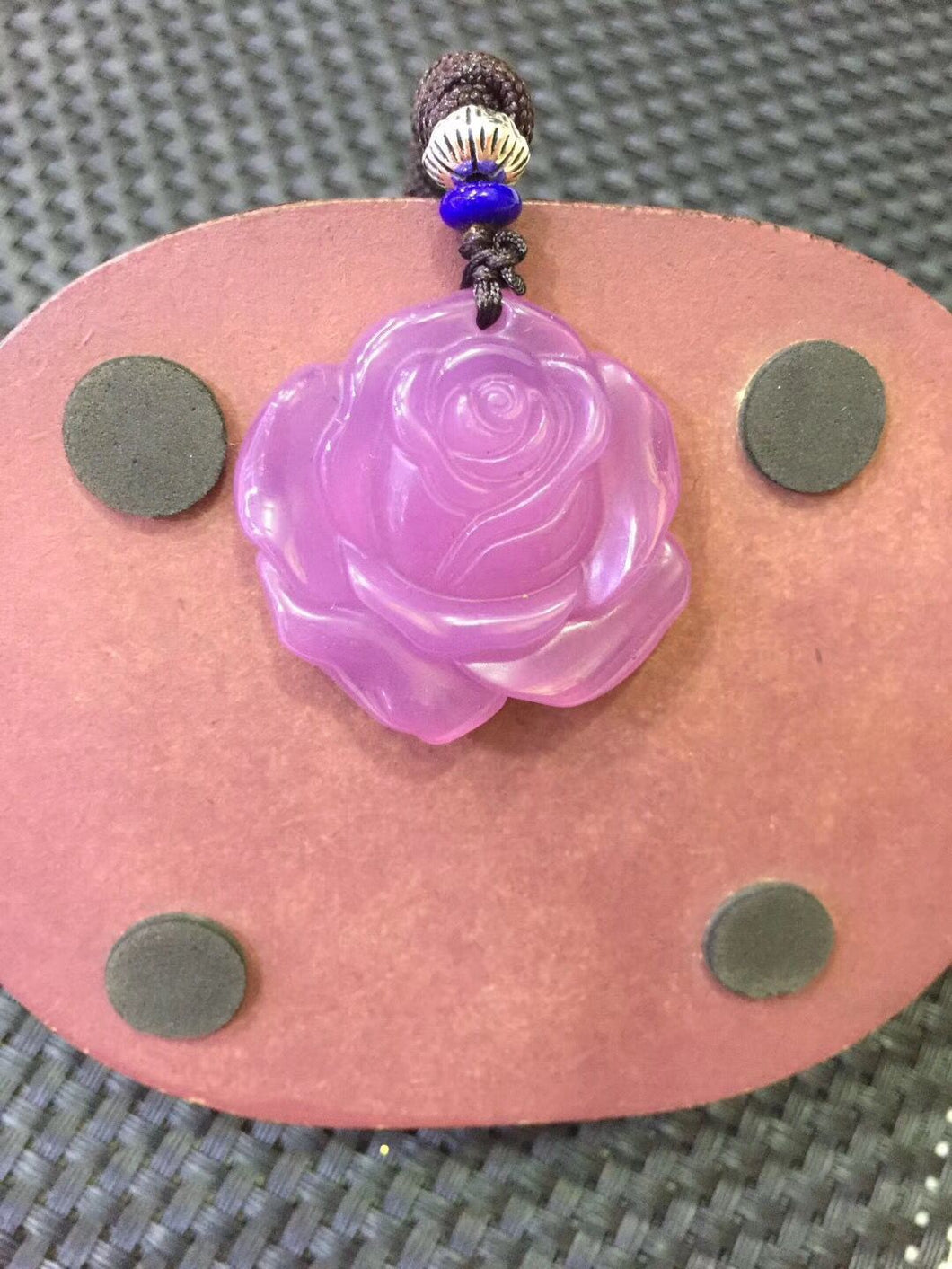 Bellezza naturale del regalo di gioielli con collana con pendente a forma di rosa intagliata a mano in giada rosa agata all'ingrosso 