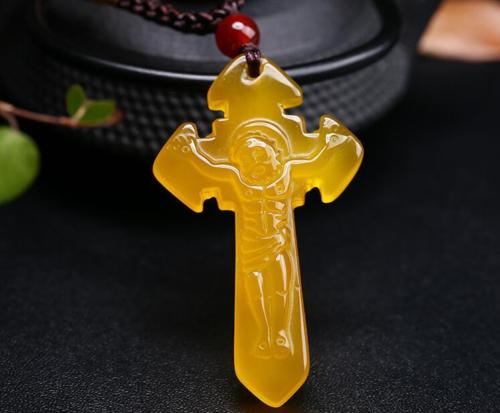 Commercio all'ingrosso di gioielli con catena di maglione, collana con pendente di preghiera a forma di croce, naturalmente bella, agata gialla, midollare di giada, intagliato a mano 