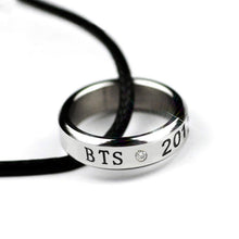 Carica l&#39;immagine nel visualizzatore di Gallery, Collana BTS Bangtan Meninos Fans New Fashion Lega Collane Gioielli per uomini e donne YP2735 