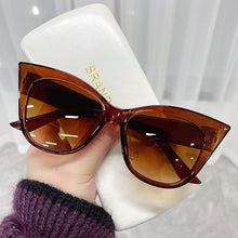 Carica l&#39;immagine nel visualizzatore di Gallery, Cat Eye Sunglasses Woman Big Frame Cat Sun Glasses Female Retro Shades UV400 Black White Color Oculos De Sol