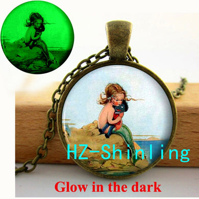 New Fashion Glowing Jewelry Little Mermaid Necklace Cute Girl Jewelry Glass Cabochon Pendant Glow in The Dark