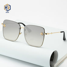 Carica l&#39;immagine nel visualizzatore di Gallery, Lady Oversize Rimless Square Bee Sunglasses Women Men Small Bee Glasses Gradient Sun Glasses Female UV400