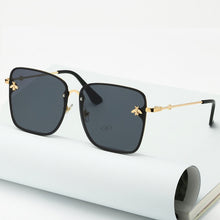 Carica l&#39;immagine nel visualizzatore di Gallery, Lady Oversize Rimless Square Bee Sunglasses Women Men Small Bee Glasses Gradient Sun Glasses Female UV400