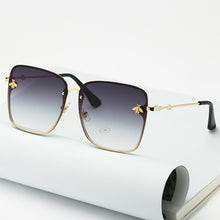 Carica l&#39;immagine nel visualizzatore di Gallery, Lady Oversize Rimless Square Bee Sunglasses Women Men Small Bee Glasses Gradient Sun Glasses Female UV400