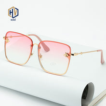 Carica l&#39;immagine nel visualizzatore di Gallery, Lady Oversize Rimless Square Bee Sunglasses Women Men Small Bee Glasses Gradient Sun Glasses Female UV400