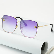 Carica l&#39;immagine nel visualizzatore di Gallery, Lady Oversize Rimless Square Bee Sunglasses Women Men Small Bee Glasses Gradient Sun Glasses Female UV400