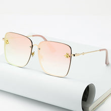 Carica l&#39;immagine nel visualizzatore di Gallery, Lady Oversize Rimless Square Bee Sunglasses Women Men Small Bee Glasses Gradient Sun Glasses Female UV400