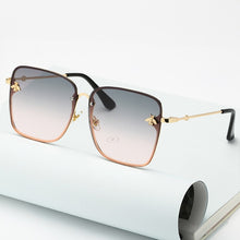 Carica l&#39;immagine nel visualizzatore di Gallery, Lady Oversize Rimless Square Bee Sunglasses Women Men Small Bee Glasses Gradient Sun Glasses Female UV400
