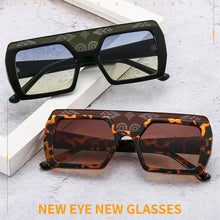Carica l&#39;immagine nel visualizzatore di Gallery, Luxuty Men Brand Designer Square Sunglasse For Women Retro Oversized Pattern Frame Ins Trending Shades UV400 Eyeglas