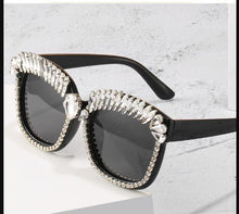 Carica l&#39;immagine nel visualizzatore di Gallery, Square Sunglasses Mens Designer Rhinestones Shades for Women Retro Classic Eyewear Cool Street Sunglass