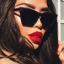 Carica l&#39;immagine nel visualizzatore di Gallery, New Woman Men Occhiali da sole Cat Eye con montatura grande Occhiali quadrati personalizzati Occhi di gatto colorati Occhiali alla moda Occhiali retrò versatili UV400 