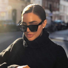 Carica l&#39;immagine nel visualizzatore di Gallery, New Woman Men Occhiali da sole Cat Eye con montatura grande Occhiali quadrati personalizzati Occhi di gatto colorati Occhiali alla moda Occhiali retrò versatili UV400 