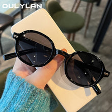 Carica l&#39;immagine nel visualizzatore di Gallery, Oulylan Occhiali da sole ovali neri classici per le donne Occhiali da sole rotondi alla moda da uomo Occhiali da guida all&#39;aperto Occhiali sfumati UV400 