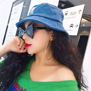 Oversize Sunglasses Women Bat Sharp Shades Sun glasses Rivet Big Frame Sunglass Personality Dance Party Glasses