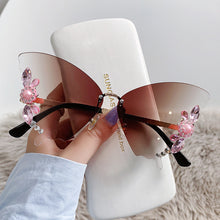 Carica l'immagine nel visualizzatore di Gallery, Occhiali da sole con decorazioni in cristallo a farfalla sfumata oversize da donna 2023 occhiali da sole con bombe a diamante senza montatura del designer di marca 