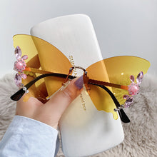 Carica l'immagine nel visualizzatore di Gallery, Occhiali da sole con decorazioni in cristallo a farfalla sfumata oversize da donna 2023 occhiali da sole con bombe a diamante senza montatura del designer di marca 