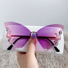 Carica l'immagine nel visualizzatore di Gallery, Occhiali da sole con decorazioni in cristallo a farfalla sfumata oversize da donna 2023 occhiali da sole con bombe a diamante senza montatura del designer di marca 