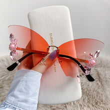 Carica l'immagine nel visualizzatore di Gallery, Occhiali da sole con decorazioni in cristallo a farfalla sfumata oversize da donna 2023 occhiali da sole con bombe a diamante senza montatura del designer di marca 