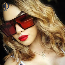 Carica l'immagine nel visualizzatore di Gallery, Occhiali da sole quadrati oversize da donna 2023 di marca Flat Top Rosso Nero Lenti trasparenti One Piece Uomo Gafas Ombra Specchio UV400
