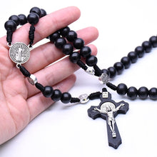 Carica l&#39;immagine nel visualizzatore di Gallery, QIGO Collane con ciondolo rosario con croce nera antica religiosa in legno religioso Collana con perline di Gesù San Benedetto per gioielli da uomo e donna 