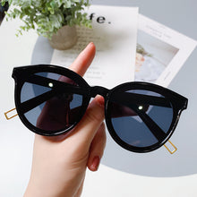 Load image into Gallery viewer, Retro Oversized Round Sunglasses Women Brand Designer Gradient Sunglasses Goggles Men Shades UV400 Oculos De Sol