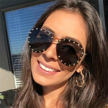 Carica l&#39;immagine nel visualizzatore di Gallery, Occhiali da pilota retrò Marchio famoso Rivetto Grandi occhiali da sole femminili Montatura in metallo Occhiali ovali femminili UV400 Oculos De Sol 