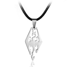 Carica l&#39;immagine nel visualizzatore di Gallery, Bronzo antico di alta qualità The Elder Scrolls Morrowind Lettera Pendenti Collane Skyrim Dinosauro Triangolo Donna Uomo Collana 