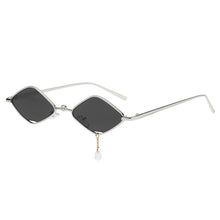 Carica l&#39;immagine nel visualizzatore di Gallery, SO&amp;EI Occhiali da sole quadrati piccoli da donna retrò punk in metallo trasparente con lenti oceaniche occhiali con pendente a catena occhiali da sole da uomo tonalità UV400 